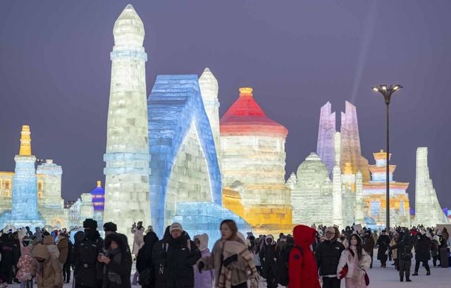 A Harbin (Chine), les touristes peuvent notamment déambuler dans le bien nommé Monde de la glace et de la neige.