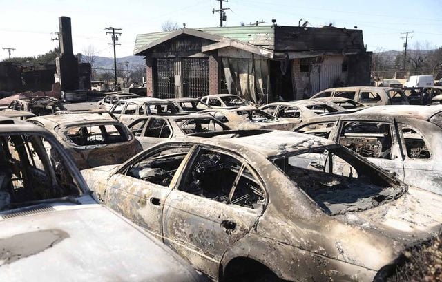 Les voitures de ce parking à Altadena ont été avalées par le Eaton Fire.