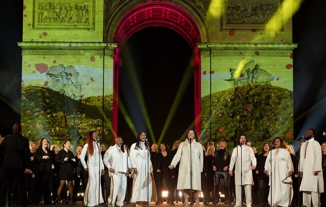 Devant des projections sur l’Arc de Triomphe, Chimène Badi a chanté en étant accompagnée par une centaine de choristes du chœur Gospel Sankofa Unit et de la chorale Spectacul’Art.