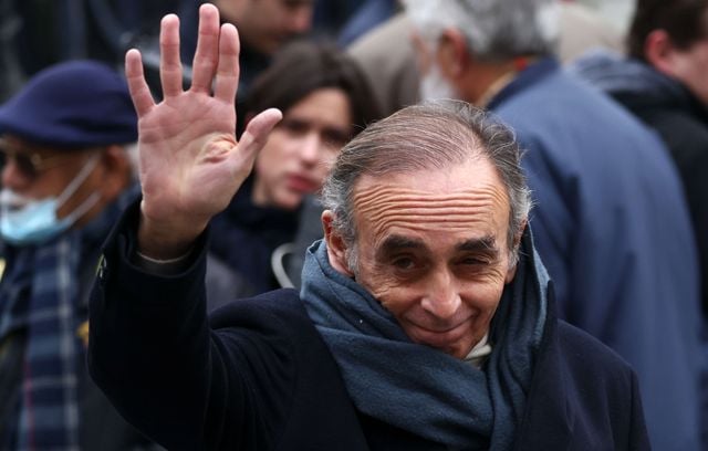 Le polémiste d’extrême droite Éric Zemmour était présent ce jeudi à la cérémonie d’hommage. Il était l’adversaire de Marine Le Pen à la présidentielle avec son parti Reconquête.