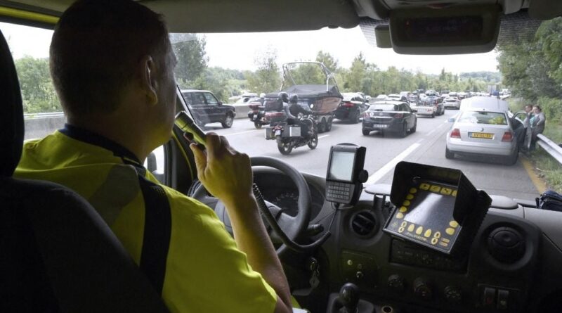 En panne sur l’autoroute ? Ne faites pas comme cette famille qui s’est mise à l’abri sur le terre-plein central…