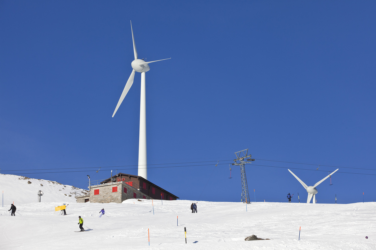 Eoliennes surplombant des pistes de ski.