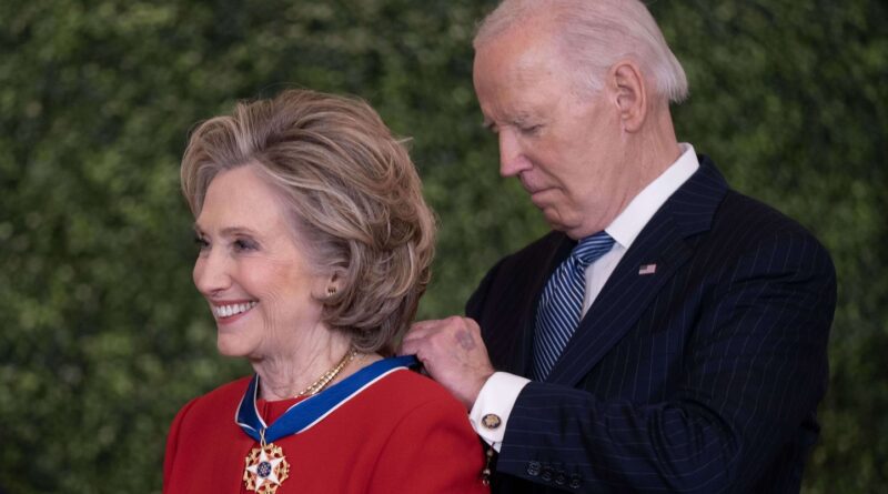 Etats-Unis : Clinton, Soros, Messi… Avant de passer la main à Trump, Biden décore à tout-va