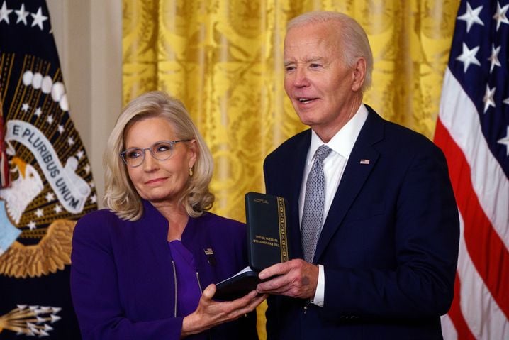 Récemment décorée de la "Presidential Citizens Medal", la représentante du Wyoming Liz Cheney est dans le viseur de la future administration Trump.