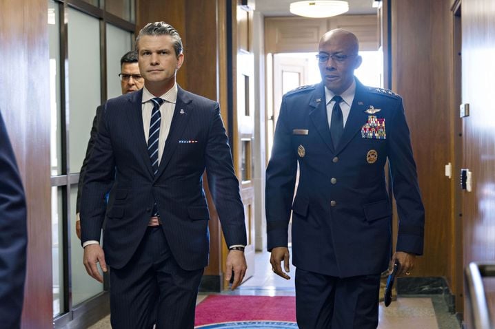 Le nouveau secrétaire d'Etat à la Défense Pete Hegseth à son arrivée au Pentagone, lundi.