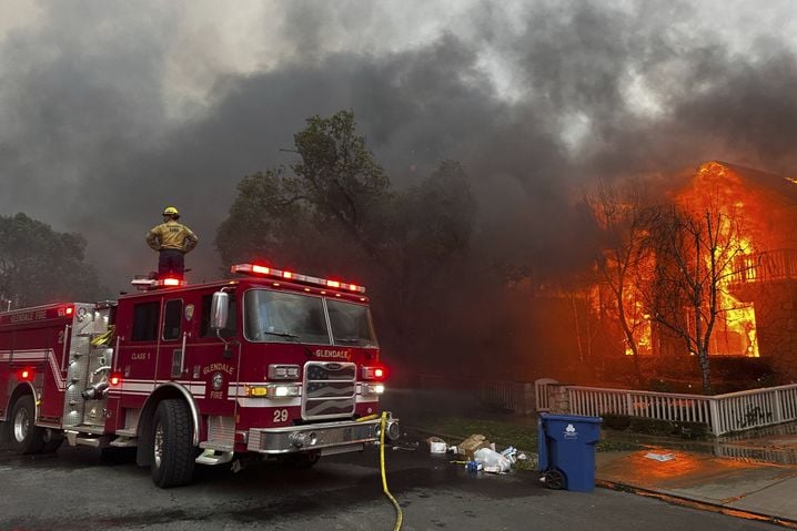 Des pompiers combattent le feu de Pacific Palisades à Los Angeles.