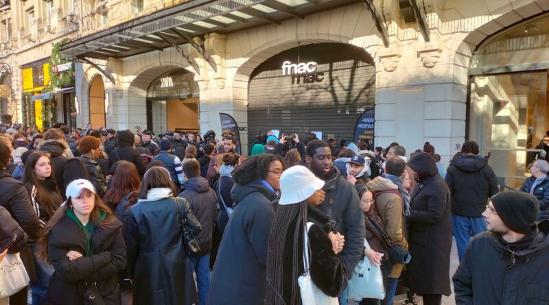 Fnac des Champs-Elysées : « J’arrivais pas à voir l’entrée à cause de la foule »… Il s’est passé quoi à la braderie ?