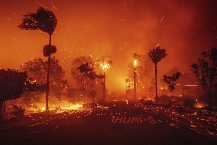 D'impressionnantes images des feux ravageant la métropole de Los Angeles sont partagées sur les réseaux sociaux alors que les pompiers de la ville combattent les flammes sur plusieurs fronts.