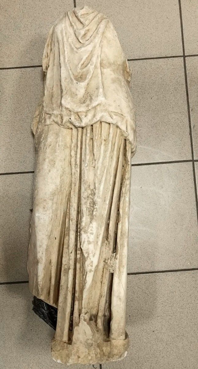 La statue retrouvée fait 80x25cm et date de de « la période hellénistique", selon les premières estimations.