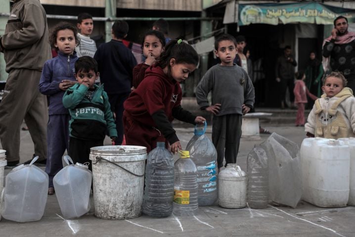 A Gaza, les populations manquent de tout. Ici, des enfants attendent en espérant récupérer de l'eau potable.