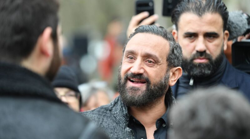 Hanouna en « discussions avancées » pour un parachutage sur W9 et Fun Radio