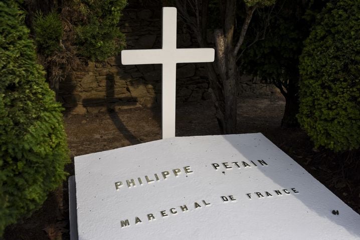 La tombe du maréchal Philippe Pétain, enterré sur l'île d'Yeu, est régulièrement vandalisée.