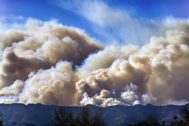 En raison de la pollution atmospérique, le South Coast Air Quality Management District a émis plusieurs avertissements sur la qualité de l’air, recommandant de porter des masques N95 et de garder les fenêtres fermées.