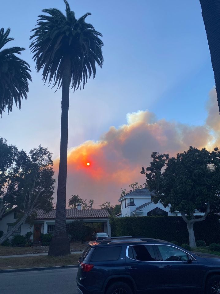 Un soleil rouge au lever du jour sur Santa Monica ce mercredi matin.