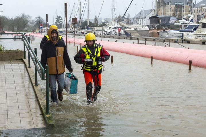 Les barrages temporaires censés protéger la ville n'ont pas suffi à ralentir la progression de l'eau à Redon.