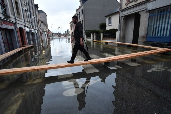 Sous l'effet des intenses précipications, l'eau est progressivement montée dans les rues de Redon, occasionnant d'importants inondations.