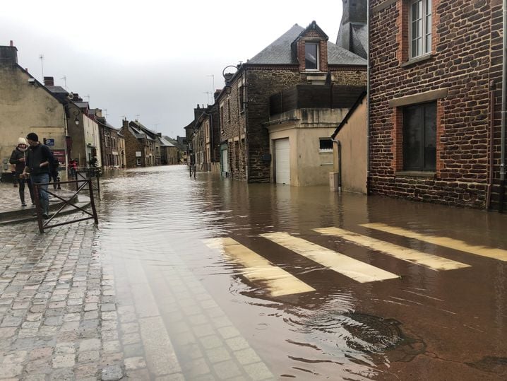 La rue principale de Pont-Réan (Ille-et-Vilaine) a été inondée par les crues de la Vilaine. Plusieurs habitants ont dû être évacués.