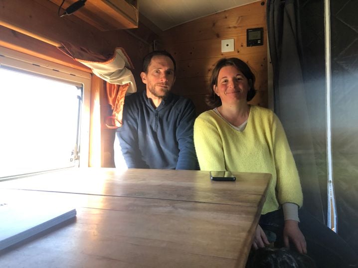 Mathieu et Cécile ont acheté un bus aménagé pour faire le tour de France et d'Europe avec leurs enfants. Malheureusement, le bus est en panne et les forçait à rester près de Rennes, à 80 kilomètres de chez eux. Avant qu'il ne soit inondé.