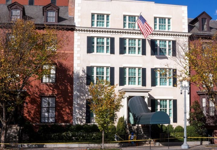 De l'autre côté de la mythique Pennsylvania Avenue et à quelques pas de la Maison-Blanche se trouve la Blair House, la «maison d'hôte présidentielle».