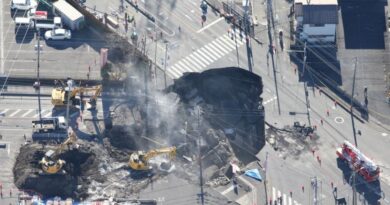 Japon : Un conducteur toujours coincé dans un trou de la chaussée où les tuyaux d’égout se sont ouverts