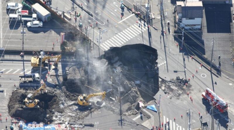 Japon : Un conducteur toujours coincé dans un trou de la chaussée où les tuyaux d’égout se sont ouverts