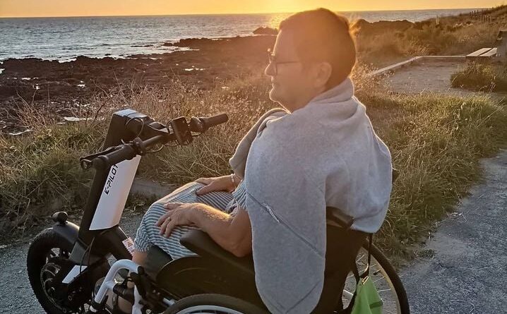 « Je n’ai pas le choix »… Paraplégique, Jacqueline sommée de rembourser l’aide de l’État pour son fauteuil