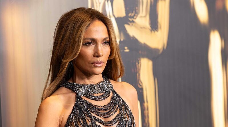 Jennifer Lopez rend hommage à ses parents pour l’avoir poussée à suivre sa voie