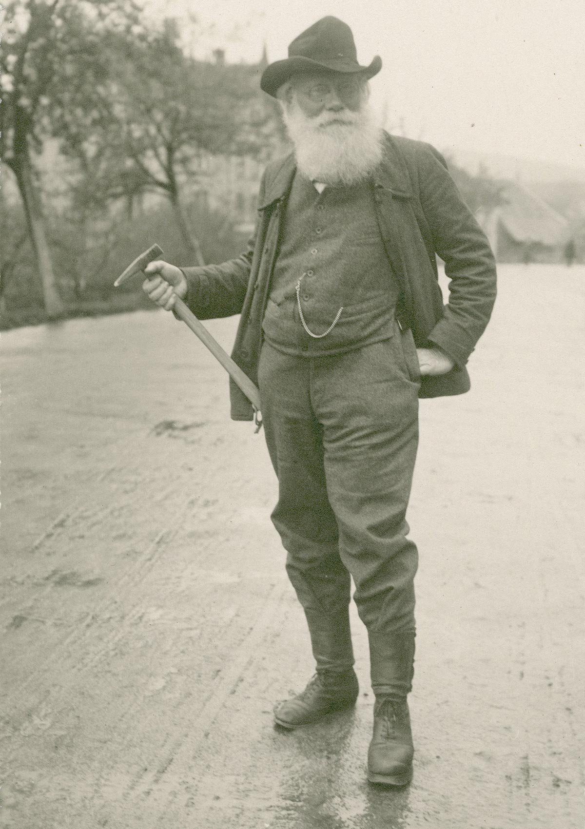 Homme âgé et à barbe blanche du 19e siècle.