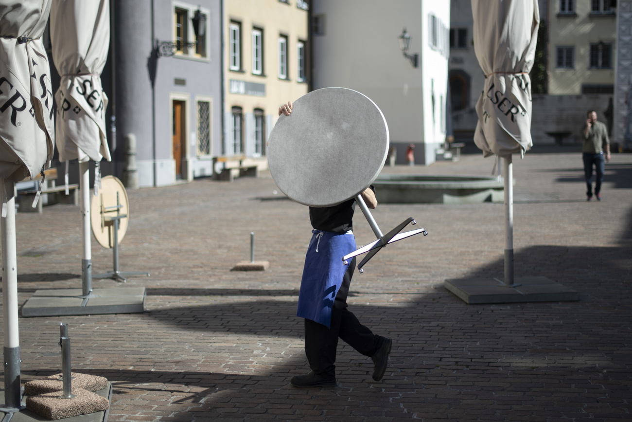 Déplacement d'une table sur une terrasse de restaurant pendant la pandémie.