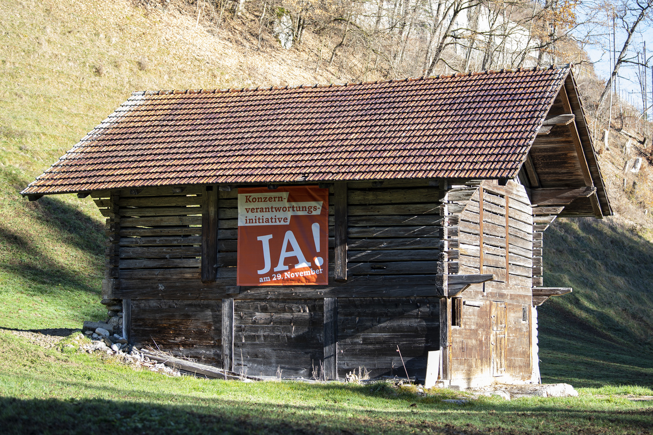 Un chalet avec une affiche politique dessus