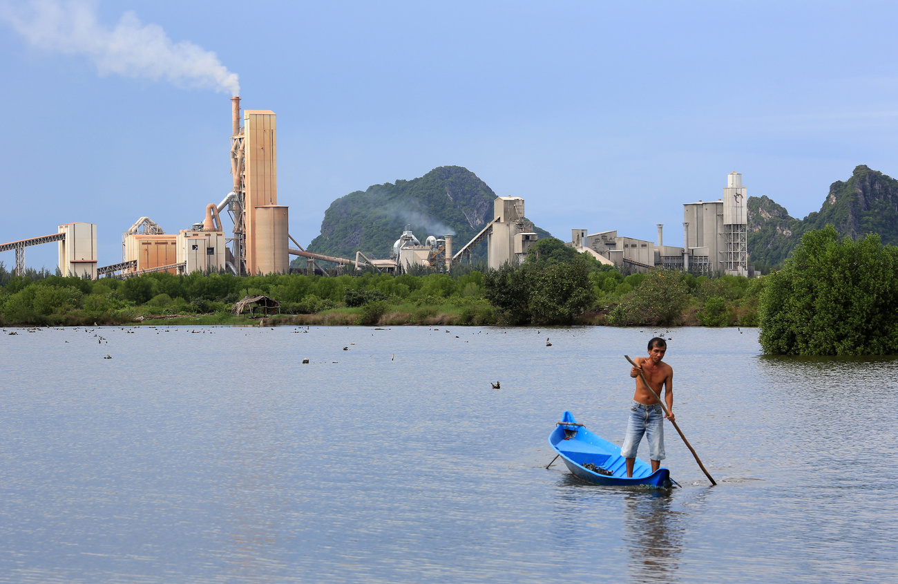 Une usine de la société de ciment Holcim Vietnam près des montagnes Moso à Hong Chong.