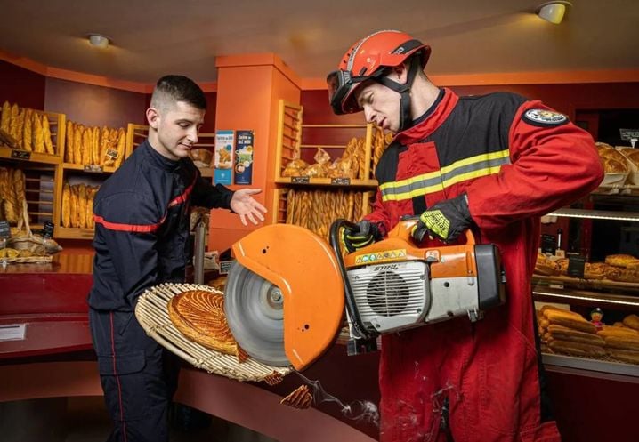 Il fallait y penser à la disqueuse pour couper les parts de la galette des rois.