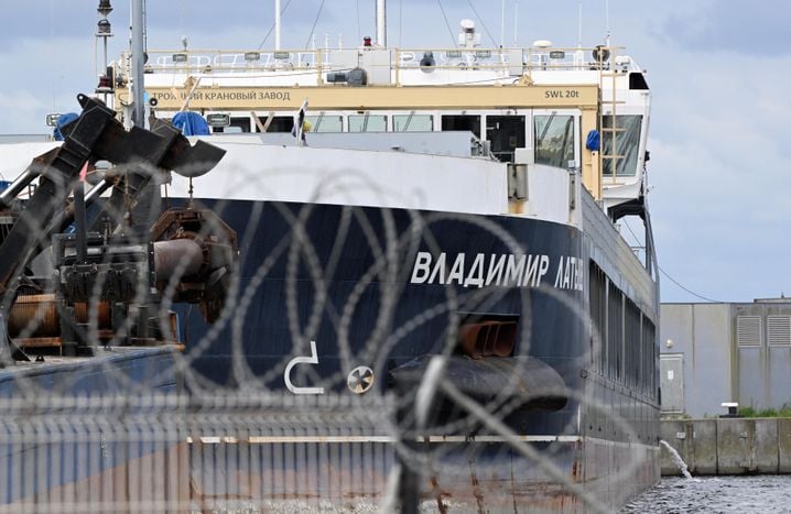 Voilà trois ans que le navrire russe doit régulièrement être déplacé pour laisser l'activité du port de Saint-Malo se poursuivre.