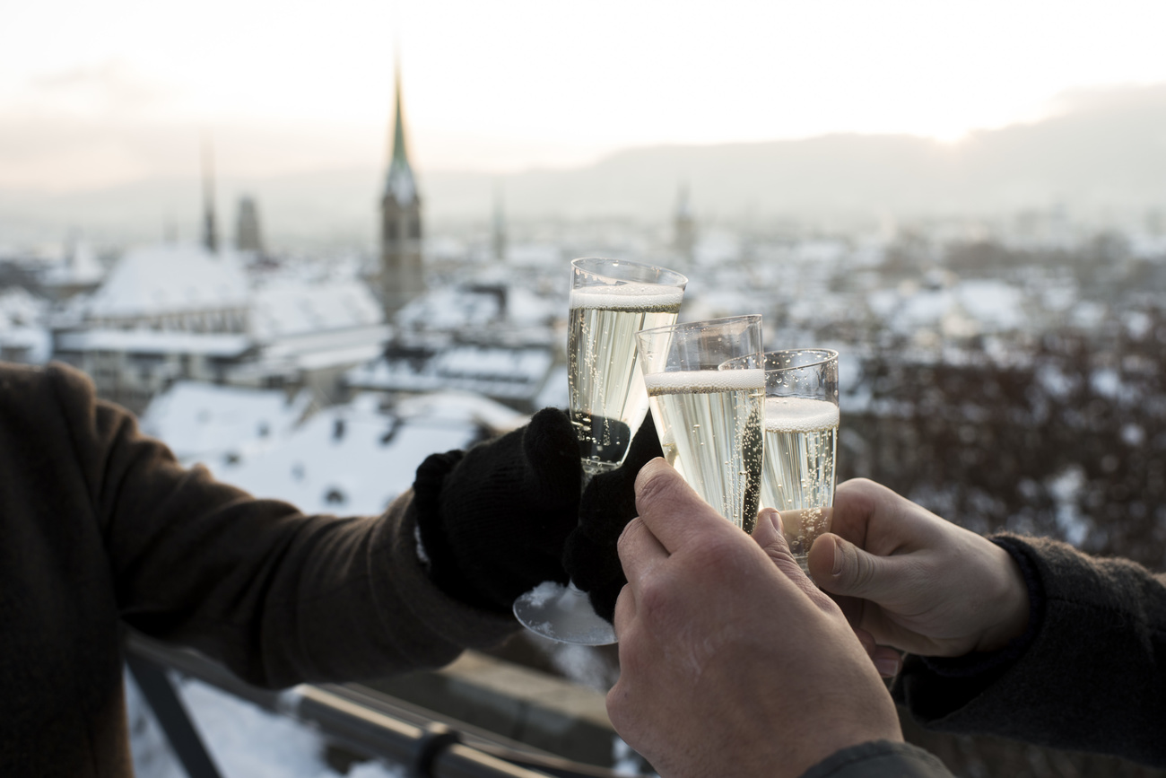 Trois personnes boivent du champagne