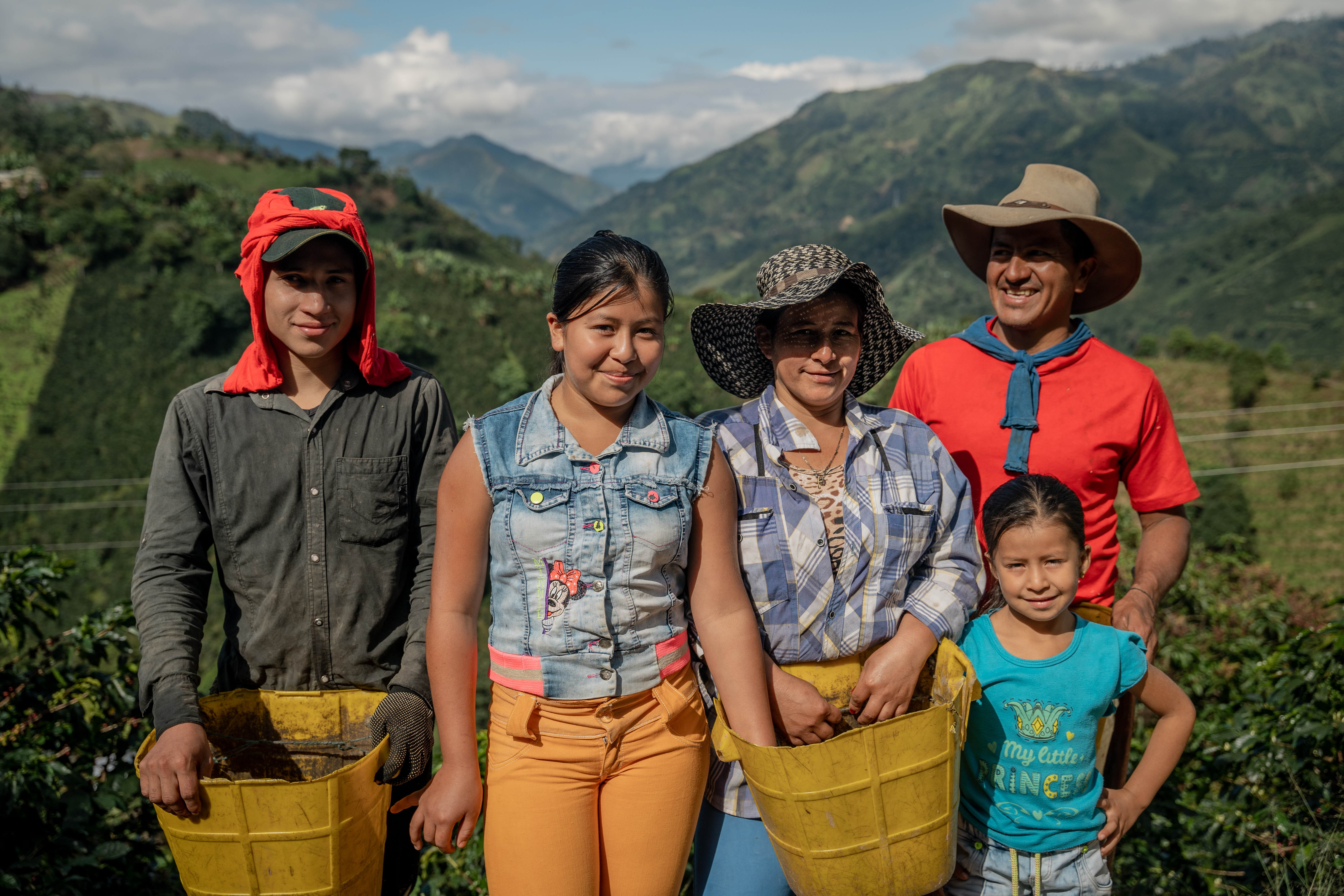 Le producteur de café Norvey Vaquiro et sa famille. Il est membre de la coopérative de café ASOBRIS en Colombie, qui est certifiée Fairtrade.