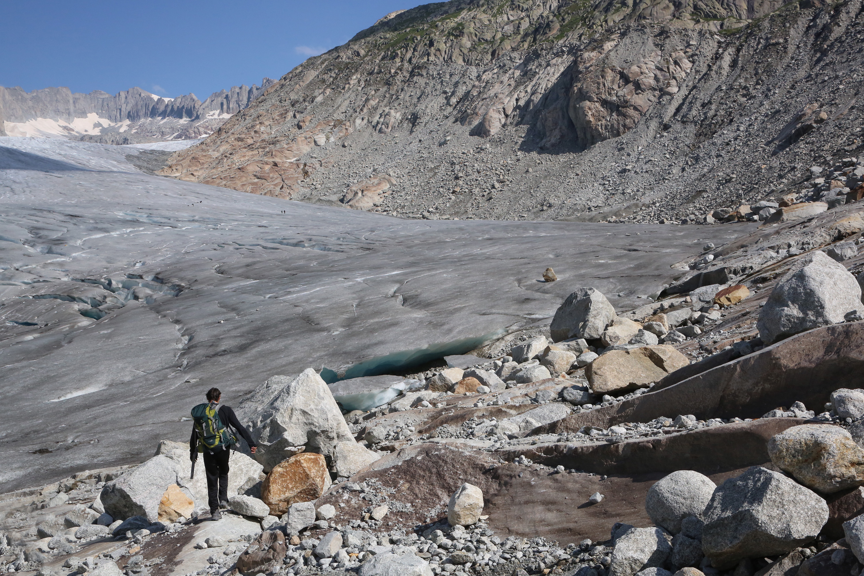 Homme marchant près de ce qui reste du glacier du Rhône.