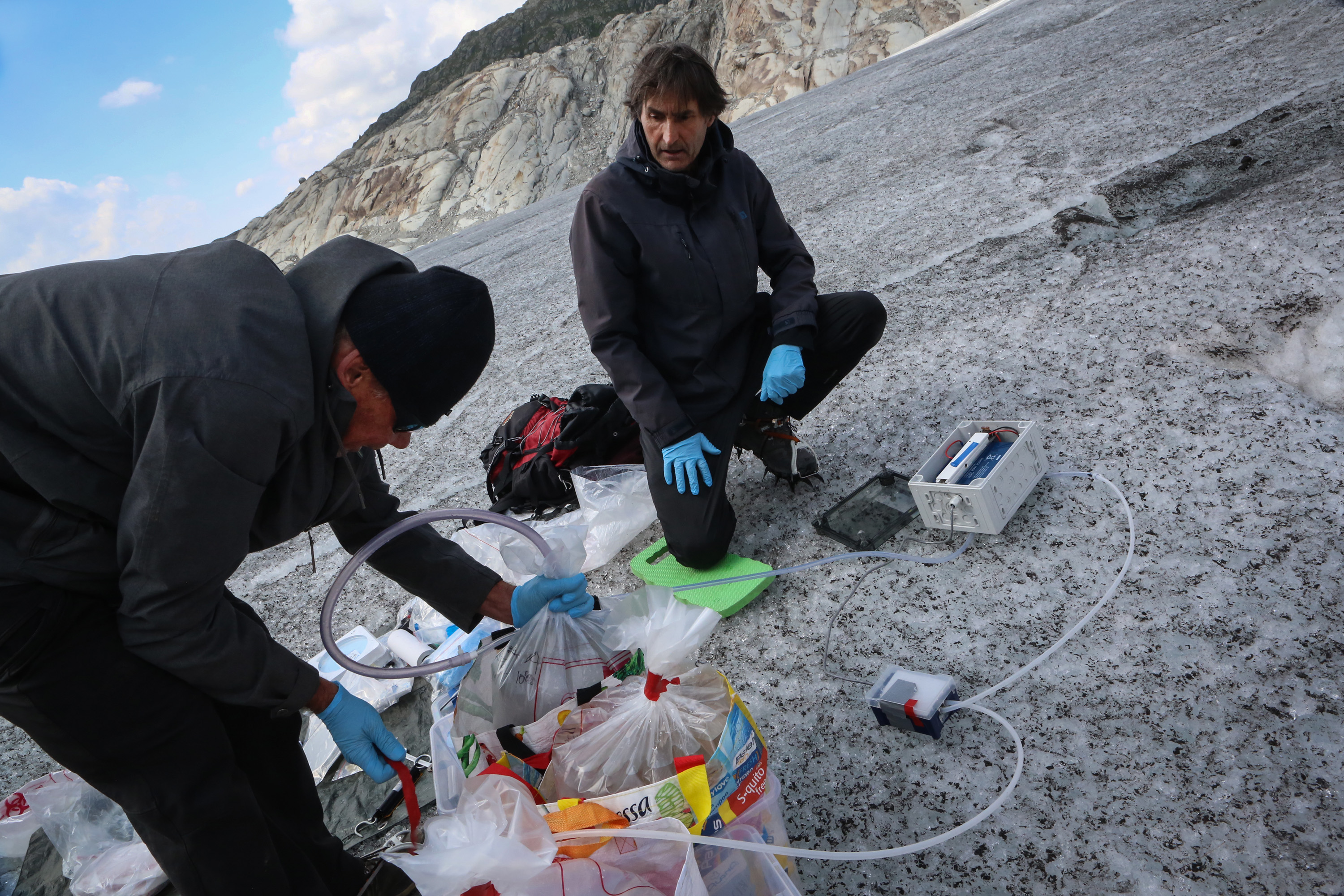 Prélèvement d'échantillon de glace sur un glacier.