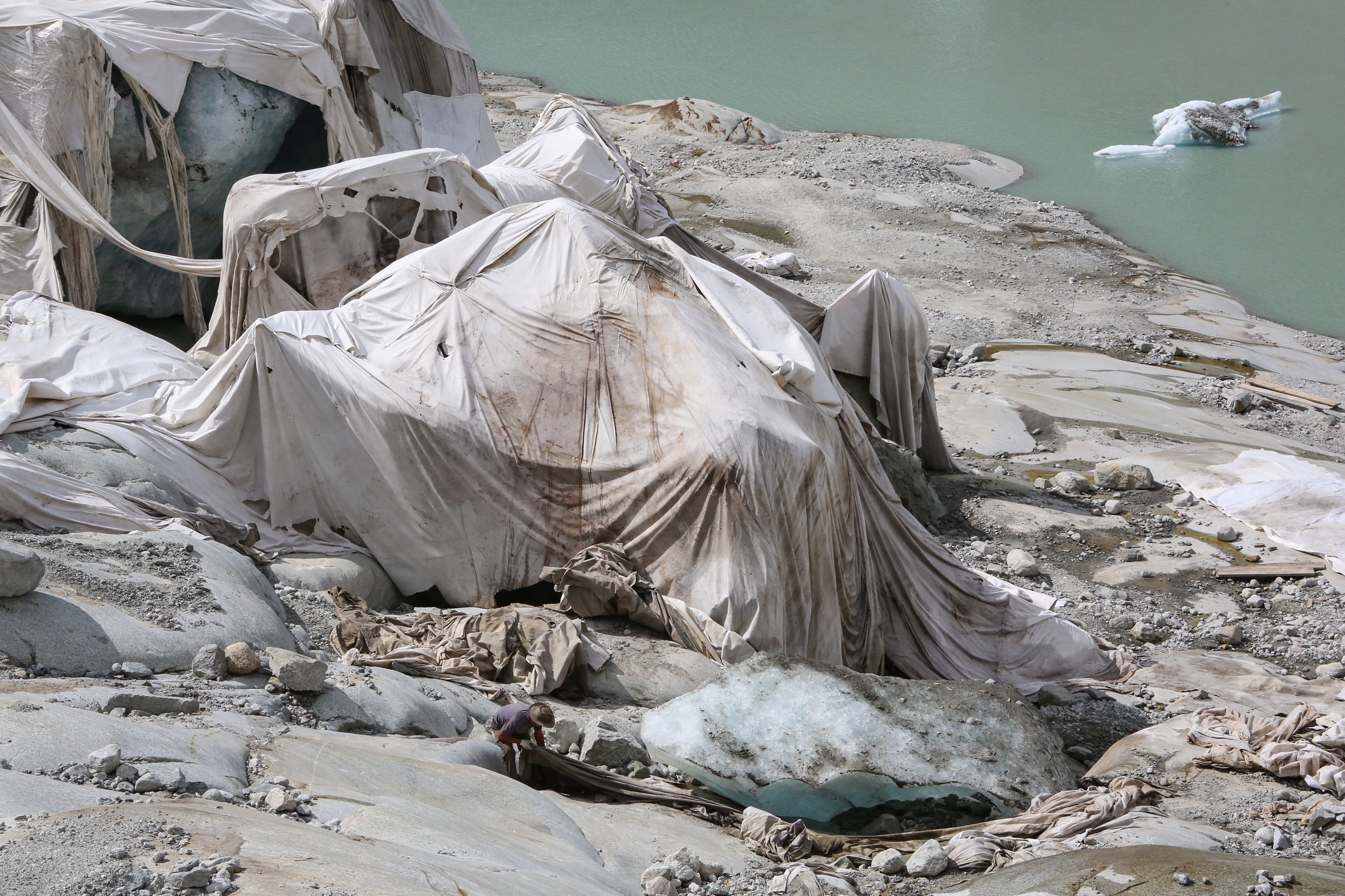 Des bâches couvrant un glacier pour l'empêcher de fondre.