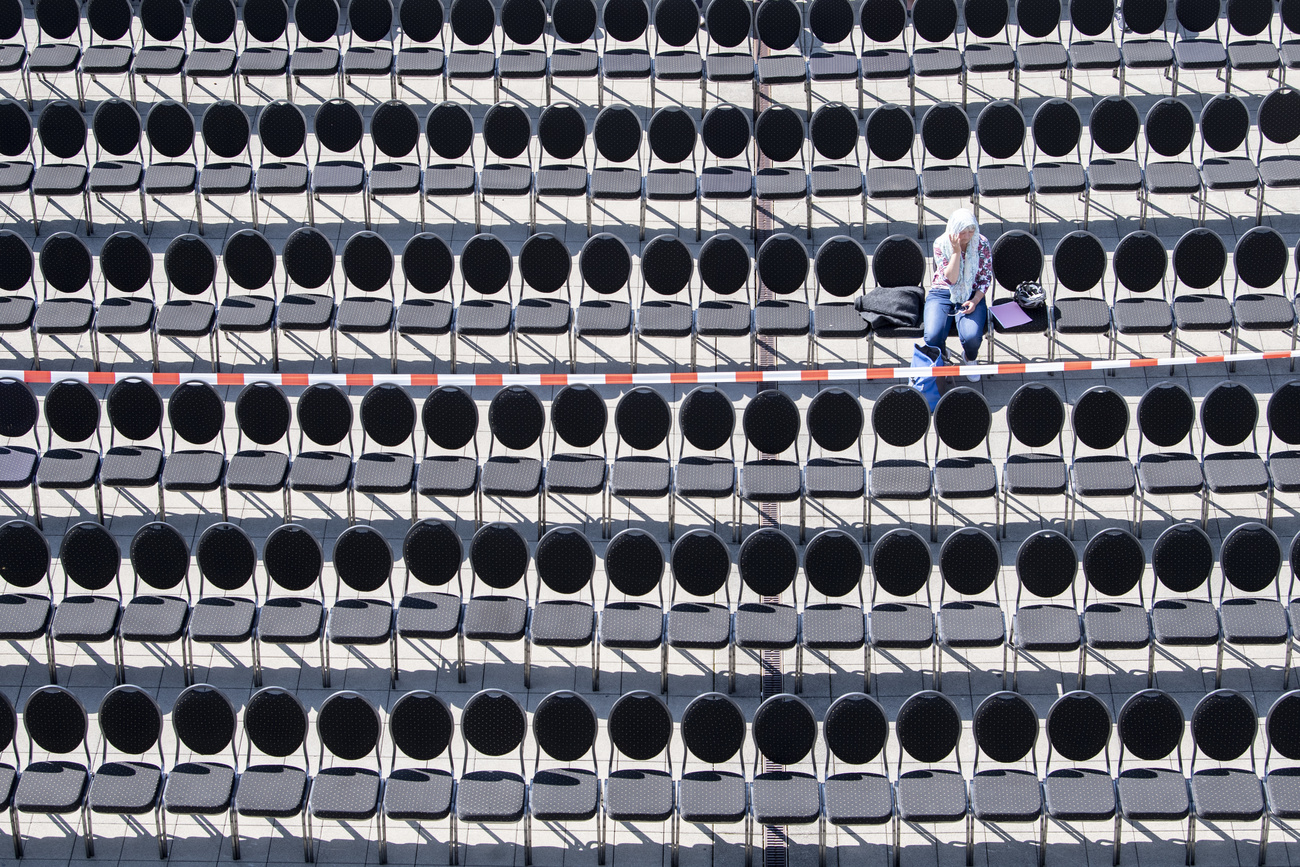 Il devient de plus en plus difficile de remplir les chaises vides dans les exécutifs et les législatifs municipaux. Sur la photo, des habitantes et habitants de Zollikon, dans le canton de Zurich, se préparent à une assemblée municipale en plein air pendant la période du coronavirus.