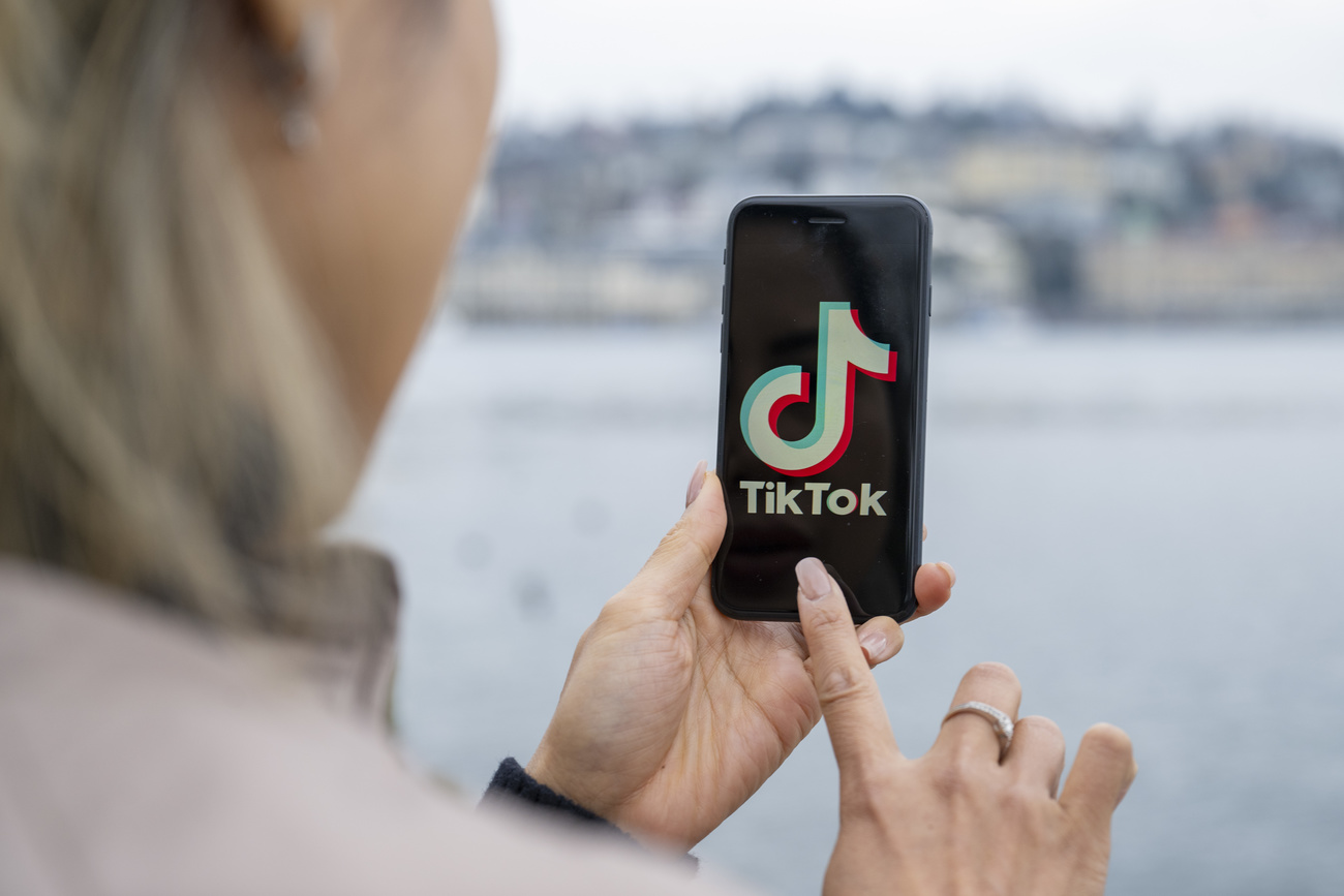 une femme regarde tiktok sur son portable