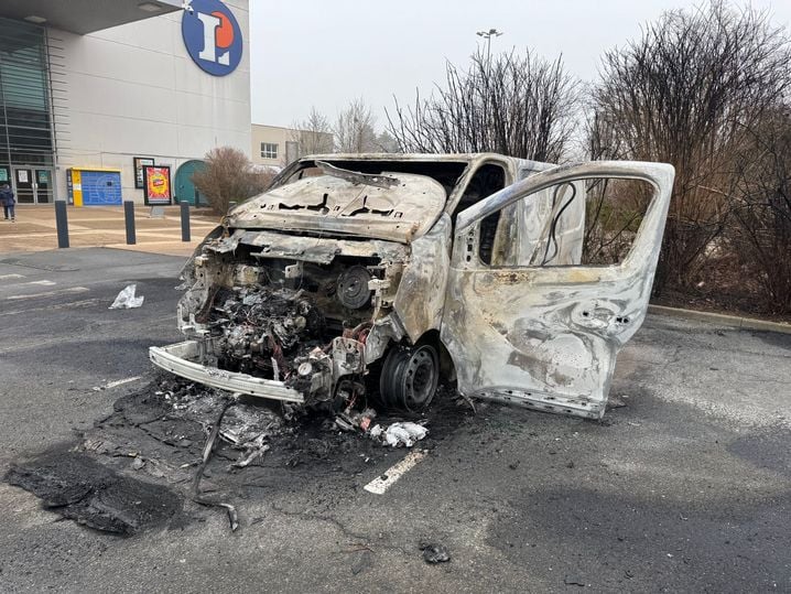 Cinq véhicules de location ont été incendiés au centre commercial Leclerc de Mâcon, au cours d'une nuit d'émeute dans le quartier des Saugeraies.