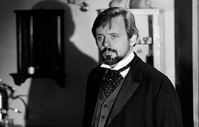 Dans Elephant Man, Anthony Hopkins, également nommé aux Oscars, incarne le médecin Frederick Treves qui sympathisa avec son patient et dont le journal sert de trame au film.