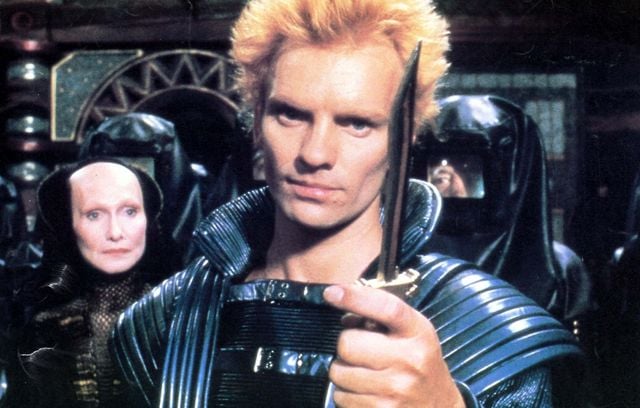 En 1984 on confie à David Lynch la réalisation de l’adaptation de « Dune », le célèbre roman de science-fiction de Frank Herbert. Le résultat fait un flop à 40 millions de dollars mais révèle Sting comme acteur alors qu’il était déjà célèbre pour sa carrière de chanteur.