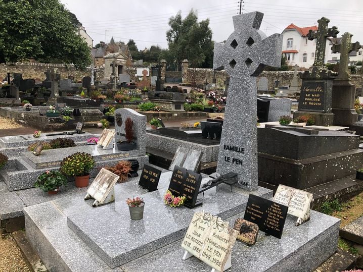 Après la cérémonie religieuse, Jean-Marie Le Pen sera enterré dans le caveau familial au cimetière de La Trinité-sur-Mer.