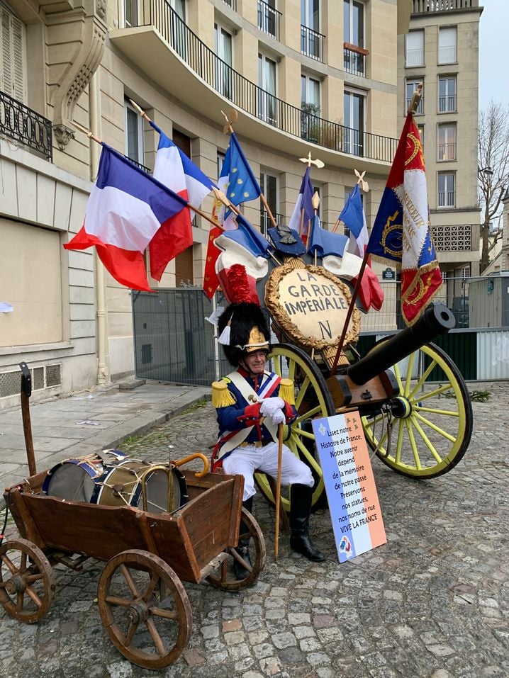 Un sympathisant déguisé en soldat de la Vieille Garde de Napoléon a rapporté tout son attirail devant l'église Notre-Dame du Val-de-Grâce à Paris jeudi 16 janvier pour rendre un dernier hommage à Jean-Marie Le Pen qu'il dit avoir rencontré plus jeune et à qui il est « resté fidèle ».