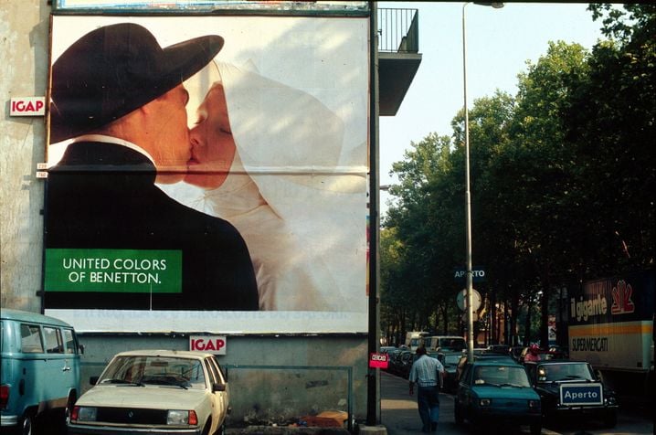 La campagne « Kissing-nun » dans une rue de Milan.