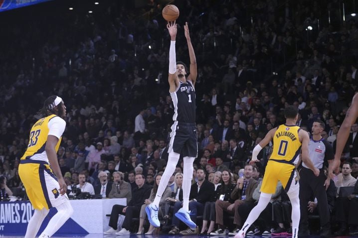 Auteur de 30 points jeudi soir, dont un 4/11 à longue distance, Victor Wembanyama a conduit son équipe des Spurs vers une éclatante victoire contre Indiana (140-110) pour ses premiers NBA Games à Paris.