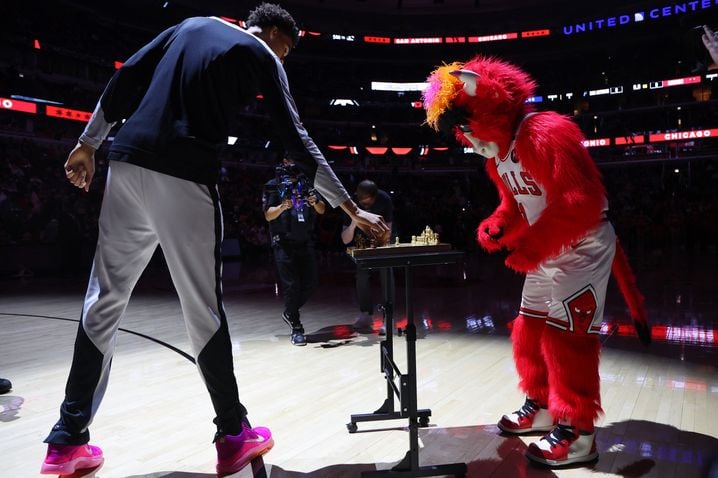 Victor Wembanyama a improvisé avec la mascotte des Chicago Bulls Benny et quelques partenaires une partie d'échecs, le 6 janvier à Chicago.