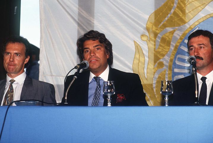 Franz Beckenbauer, Bernard Tapie et Gérard Gili, le 8 septembre 1990, à Marseille, lors de la nomination surprise de l'ancien légendaire défenseur allemand sur le banc de touche de l'OM.