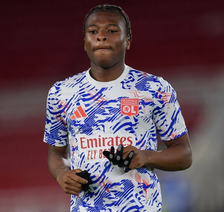 Enzo Molebe, l'un des rares espoirs actuels issus de l'académie de l'OL ? Apparus deux fois cette saison avec le groupe professionnel, le prometteur attaquant de 17 ans a en tout cas longtemps eu huit joueurs confirmés devant lui dans l'effectif sur le plan offensif.